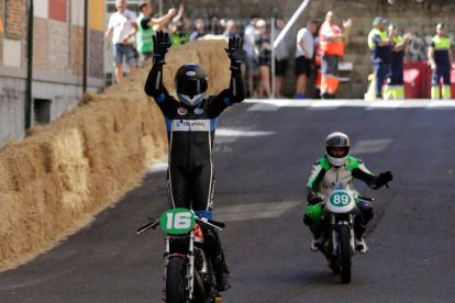 Sergio Fuertes celebra con los brazos en alto su triunfo en el Gran Premio de LLa Bañeza. El valenciano ya es de récord con diez a sus espaldas. FERNANDO OTERO