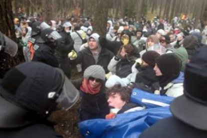 La policía se enfrenta a varios miles de manifestantes.