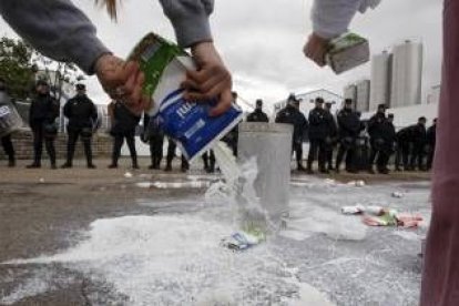 Movilizaciones de ganaderos leoneses a las puertas de Lactiber a principios de este mismo mes