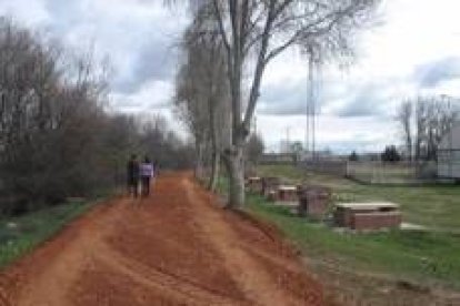 La zahorra natural que servirá de base a la pista comenzó  a esparcirse el jueves