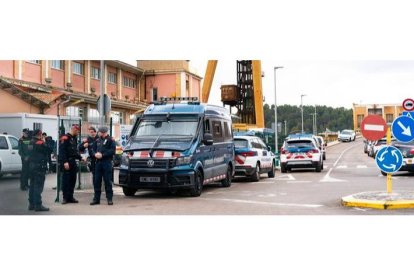 Los tres trabajadores que esta mañana han quedado atrapados a 900 metros de profundidad en una mina de potasa de Súria (Barcelona) de la empresa Iberpotash han muerto en el accidente. SIU WU