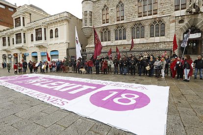 Apenas cien personas acudieron ayer a la llamada de Conceyu País Llionés. MARCIANO