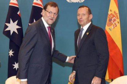 El primer ministro australiano, Tony Abbott, saluda al presidente español, Mariano Rajoy, en la cumbre del G-20, en Brisbane (Australia).