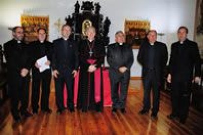 El obispo Julián López, centro, rodeado de la nueva Curia Diocesana