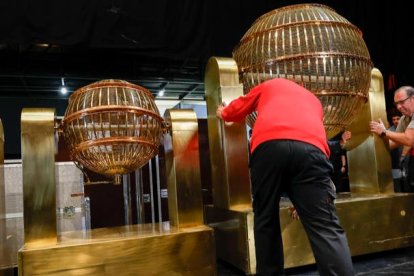 Preparación de los bombos en el Teatro Real. EFE