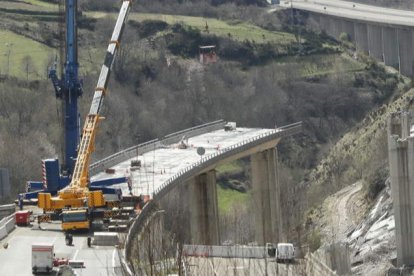 Parte que queda por echar abajo del viaducto que se desplomó en junio de 2022. L. DE LA MATA