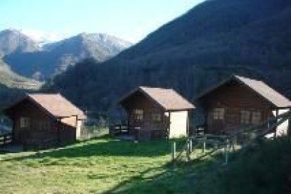 Vista de parte de las instalaciones del camping El Guadeño de Villablino, que permanece cerrado