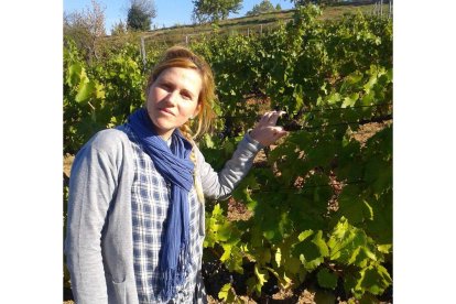 Sandra Luque, la enóloga de Soto del Vicario, en uno de los viñedosque rodean a la bodega ubicada en San Clemente.