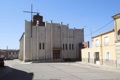 Sus dos poblaciones —Regueras de Arriba y Regueras de Abajo— son un claro ejemplo de la arquitectura rural tradicional del sur de la provincia con calles generalmente amplias, casas de dos plantas organizadas a línea de fachada, plazas y rincones, parques y espacios de ocio.