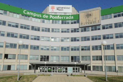 Edificio central del Campus de Ponferrada de la Universidad de León. L. DE LA MATA