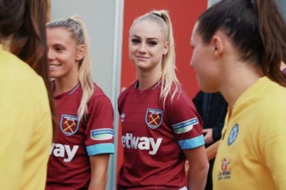 Alisha Lehmann, del Aston Villa (de rojo en el centro) sonríe a su novia, Ramona Bachmann, antes de enfrentarse.