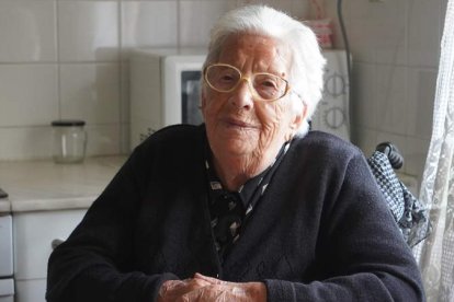 Teresa Fernández Casado en la cocina de su casa en Zambroncinos. J. NOTARIO