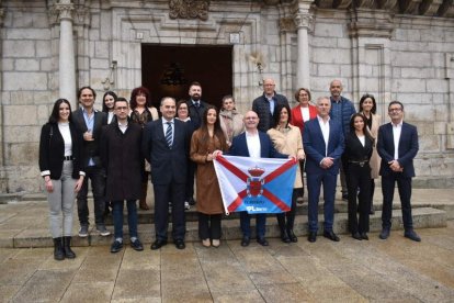 Manuel Ferreiro, en el centro, con los miembros de la lista de la UPL. DL