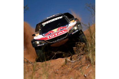 Sainz apuntaló su liderato en el Dakar en la última jornada. FERNÁNDEZ