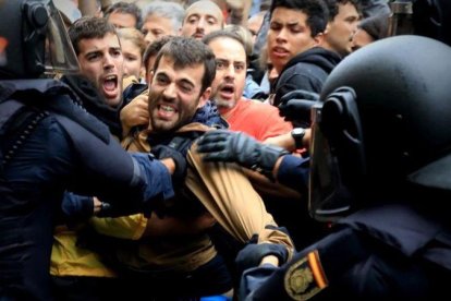 Carga policial en la escuela Ramon Llull de Barcelona el 1-O.