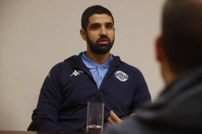 Saeid Barkhordari, portero iraní del Abanca Ademar, confía en dejar al equipo en Europa. RAMIRO