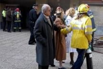 Los bomberos tuvieron que evacuar a numerosas personas del edificio que sufrió el incendio