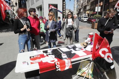 Javier Álvarez posa con una bandera del Bierzo. DL