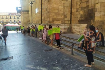 Los vendedores se manifestaron ayer y volverán a hacerlo en el mercado del sábado. DL