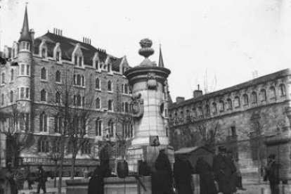 Una imagen inédita de la plaza de San Marcelo, con su antiguo empedrado.