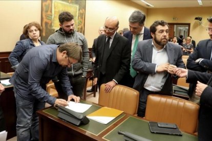 Los portavoces de la comisión de investigación del Ministerio del Interior, durante la firma de la sesión constitutiva.