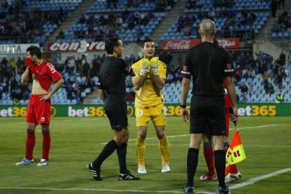 Andrés Martínez protesta la jugada del penalti al árbitro y al línea.