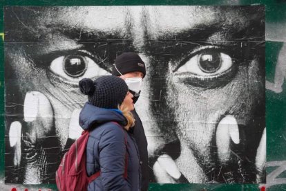 Imagen de una pareja en una calle de Kiev. SERGEY DOTZENKO