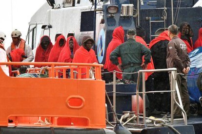 Inmigrantes rescatados por Salvamento Marítimo a su llegada al puerto de Almería.