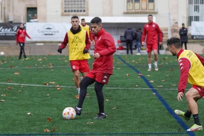 La plantilla de la Cultural entrenó este viernes en el campo de césped artificial del CHF, recinto en el que lo hace habitualmente el León CF. MIGUEL F. B.