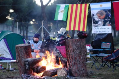 Un motero se calienta en una hoguera en el campamento de la concentración motera Pingüinos en una imagen de archivo. EFE Nacho Gallego