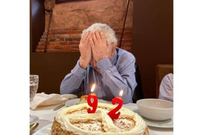 Antonio Gamoneda, ante la tarta de cumpleaños. VEGA