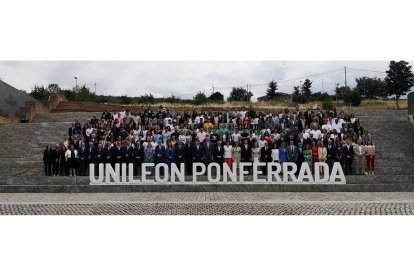 Foto de familia en el Campus de Ponferrada. L. DE LA MATA