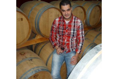 Miguel Ángel Amigo, en lazona en la quela bodega iniciósu actividad que pronto extenderáa una nueva construcción.