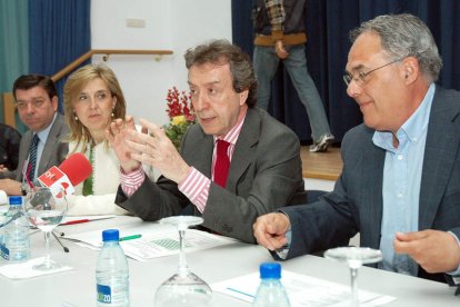 El consejero de la Presidencia se reunió ayer con los alcaldes de Palencia.