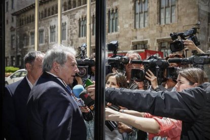 El presidente de la Diputación de Valencia atiende a los medios de comunicación frente a la Generalitat valenciana, el pasado jueves.