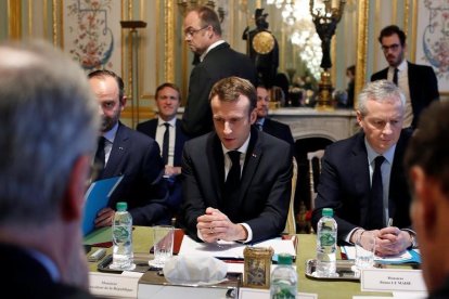 Macron reunido con parte de su Gobierno y representantes de la banca hoy en el Elíseo.