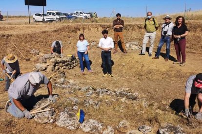 Miembros de la Diputación y del Instituto Leonés de Cultura visitan ayer las obras de restauración del yacimiento de Lancia. DL