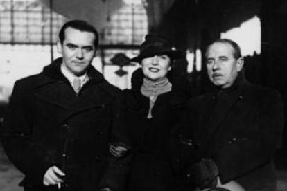 Lorca, Lola Membrives y Eduardo Marquina en Madrid en 1934.