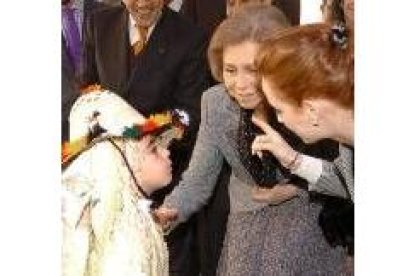 Doña Sofía y la Princesa Real Lalla Salma saludan a un niño