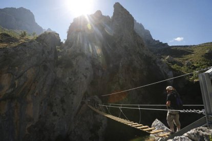 Vía Ferrata, en Picos de Europa. JESÚS F. SALVADORES