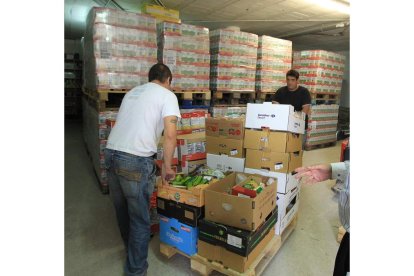 Voluntarios de la oenegé, organizando los alimentos.