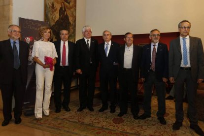 El galardonado, Armando López Castro, junto a los miembros del jurado del V Premio de Poesía Universidad de León