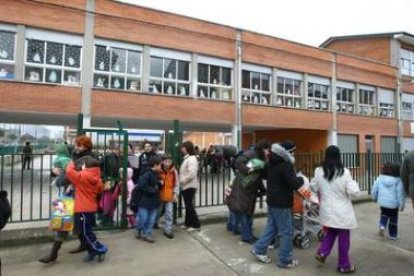 Los padres del colegio Flores del Sil están «disconformes» con los planes de Eduación en