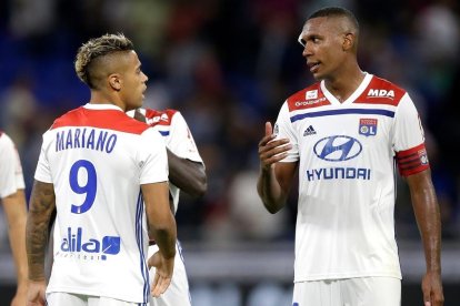 Mariano junto a Marcelo en el partido que jugó el Olympique de Lyón ante el Estrasburgo. /