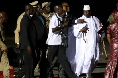 Yahya Jammeh a su llegada al aeropuerto para exiliarse a Guinea Ecuatorial.