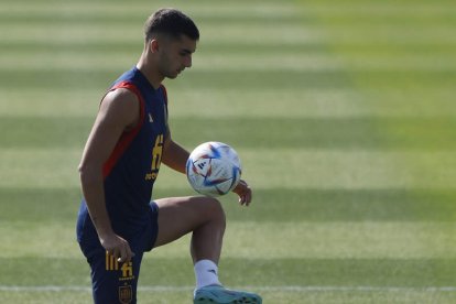 Ferran Torres en un momento del entrenamiento de ayer con la selección española. JUANJO MARTÍN