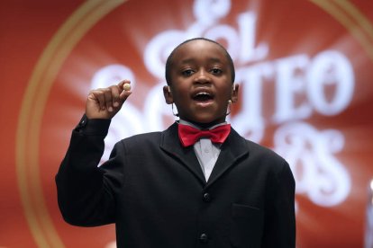 Ángel Abaga Elebiyo canta el premio Gordo, ayer. JAVIER LIZON