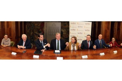 María Hernández (L. Despierta), Guillermo García (Junta), Suárez Quiñones, Silván, Aurora Baza (PP), Fernando Salguero (PP), Diez (PSOE) y Villarroel (Ciudadanos). RAMIRO