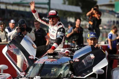 Fernando Alonso, celebrando su victoria en Silverstone