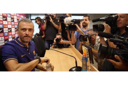 Luis Enrique, el entrenador del Barcelona, en la multitudinaria rueda de prensa que ofreció ayer.